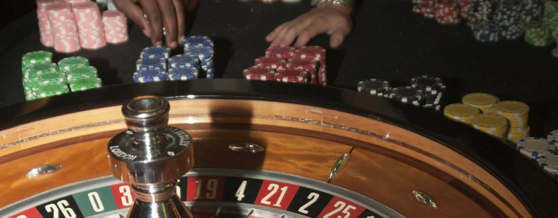 Experiencia móvil de orobet: mesa de casino en vivo con ruleta y fichas