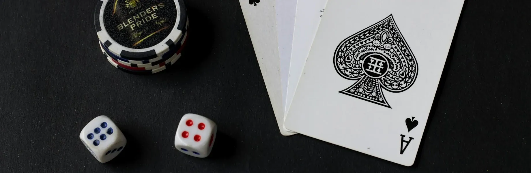 Mesa de casino de orobet sobre fondo oscuro con fichas, dados y cartas, ambiente premium